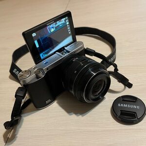 Samsung Dual-Tone Mirrorless Camera